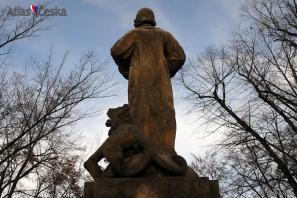 Pomník obětem války v sadech Husitské revoluce