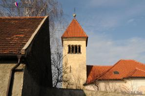 Věž kostela sv. Petra a Pavla v Řeporyjích