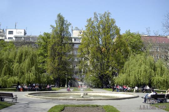 Kašna s vodotryskem v severní části Karlova náměstí