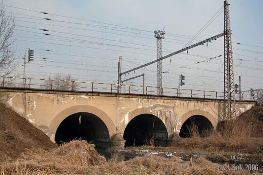 Železniční most přes Rokytku v Běchovicích