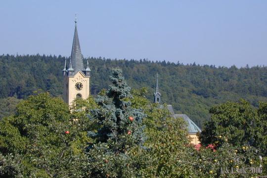 Věž kostela sv. Cyrila a Metoděje v Nebušicích
