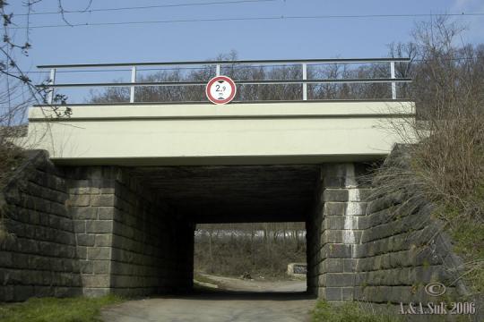 Železniční most přes zálužskou ulici