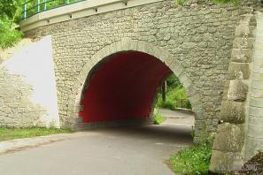 Železniční most přes ulici Prokopské údolí