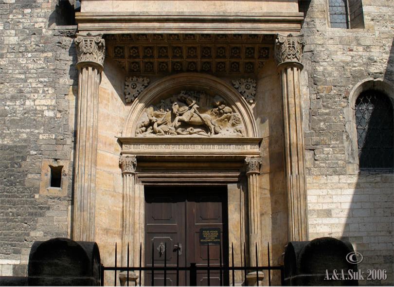 Vstupní portál do chrámu sv.Jiří