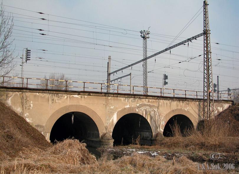 Železniční most přes Rokytku v Běchovicích