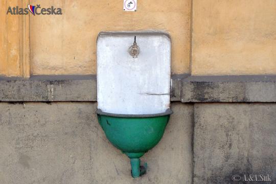 Pítko (zdroj vody) na nádraží Praha Řeporyje - 