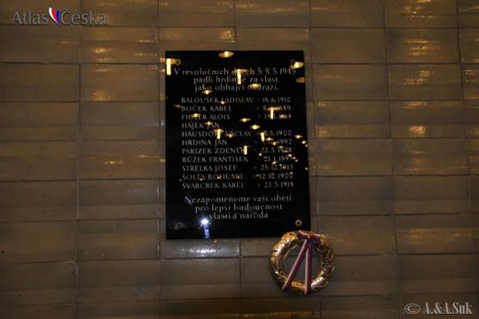 Pamětní deska obětem německé okupace na Hlavním nádraží - 