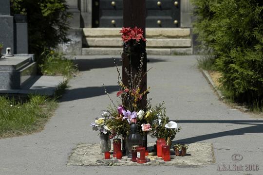 Kříž na Vinořském hřbitově - 