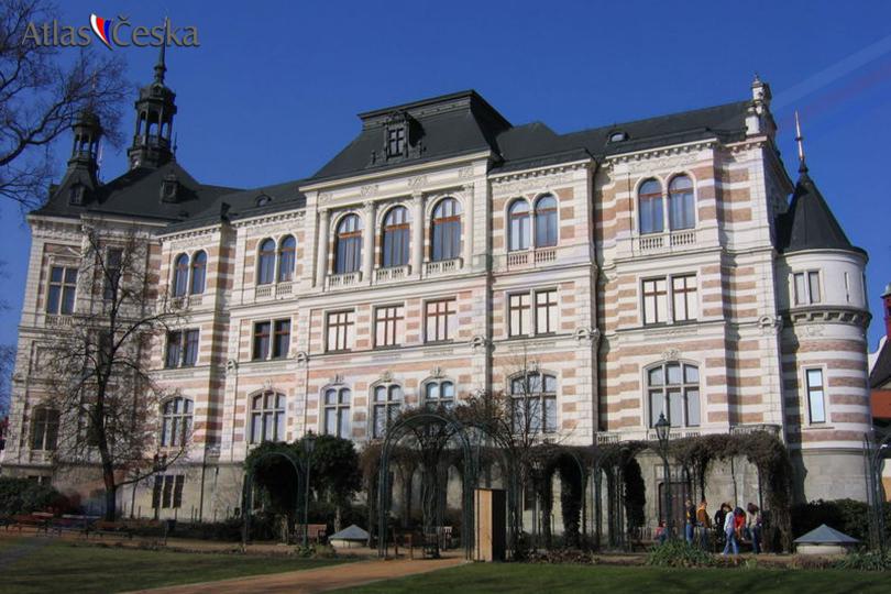 budova-muzea-_pohled_z_Kopeckeho_sadu